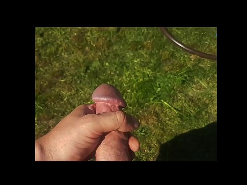 ❤️ Vroča lepotica dobi svojo rožnato pičko, ki jo jebe, in se zraven cmeri s curkom na poletnem vrtu ️ Sex video pri nas sl.passionateembracespotlight.ru